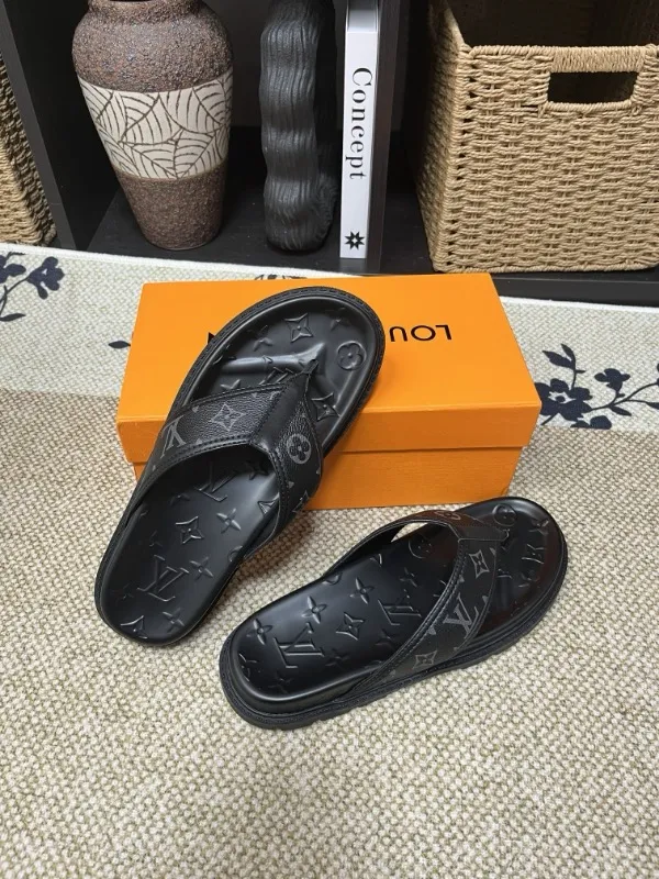 P270🏆Louis Vuitton 🏆[Louis Vuitton] Spring/Summer 2025 [Men's Flip Flops] 🎯🎯As an active family in the fashion industry ⭐ Lv is characterized by bold innovation ⚡Create this casual business style for Chinese fashionable men ✨The fabric is made of imported high-grade cowhide 🔥 Clean and neat ⚡Fashionable and elegant🌹Breathable, sweat-absorbent and deodorant👈So luxurious, high-end and domineering. 👍Must be sold if you repost the picture. Number of yards: 38--46. Color: 🎉 For large quantities. Welcome to repost.